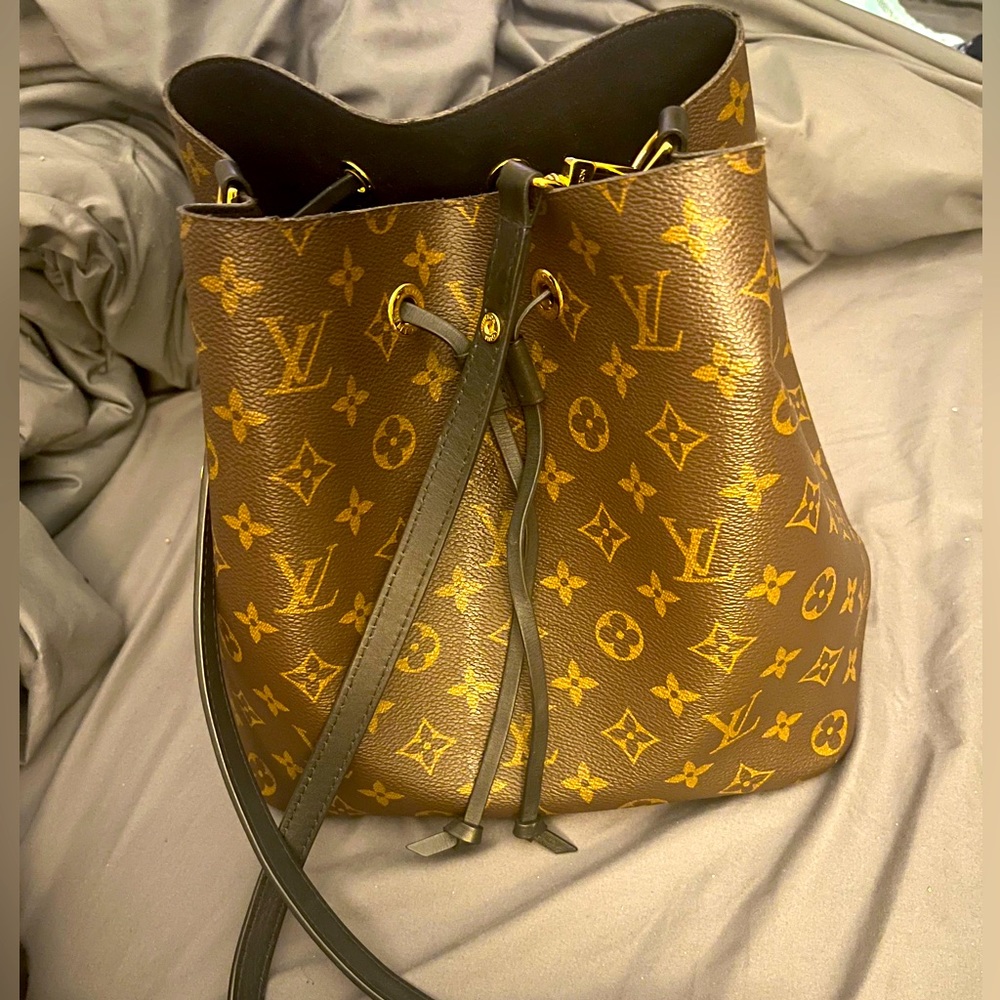 Louis Vuitton NÉONOÉ MM bag